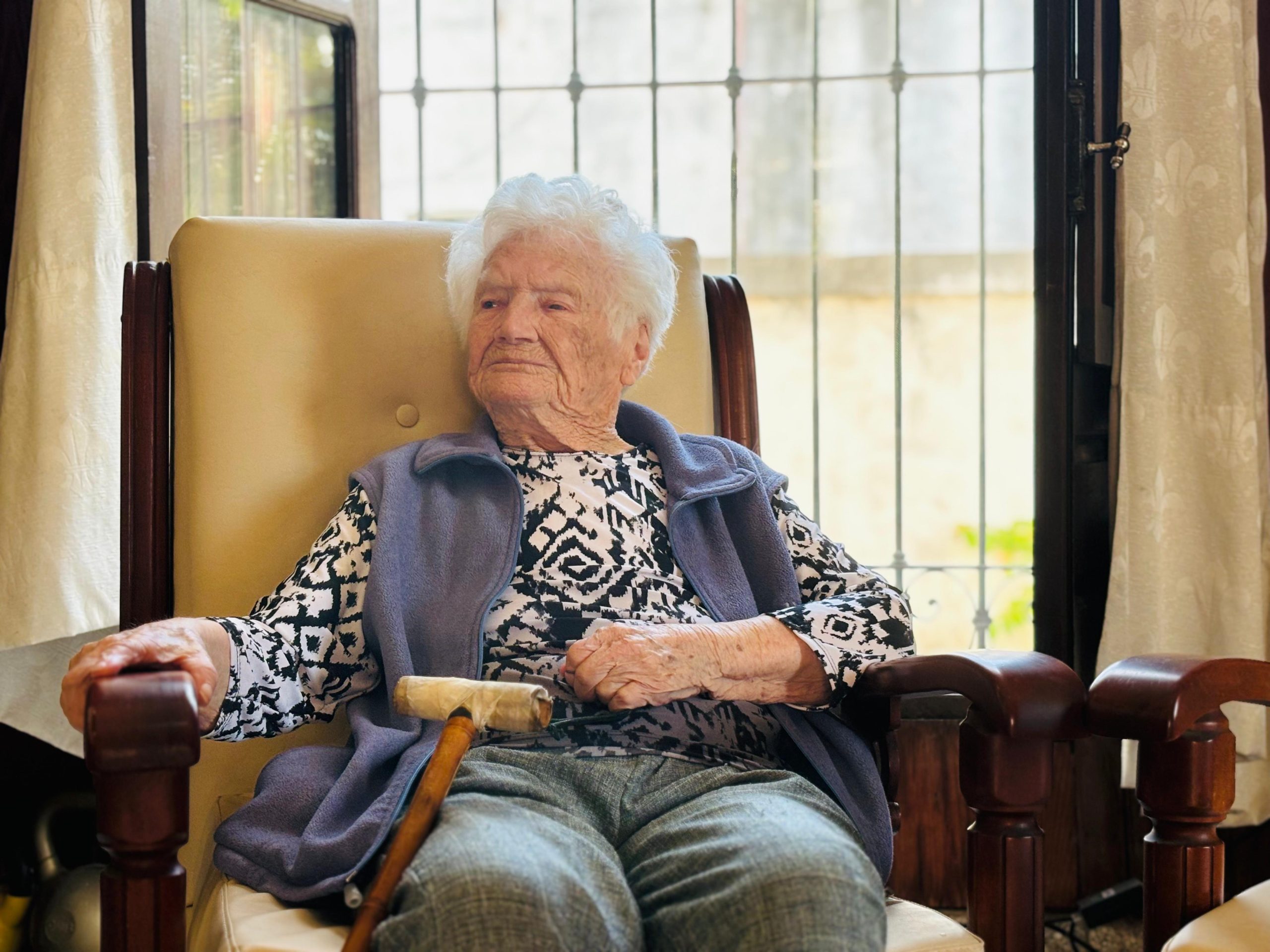 Hortensia Domínguez Fernández, sentada en uno de los sillones del salón principal de su casa en Malabrigo, donde vive y recibe mucho amor de su hija y yerno. 