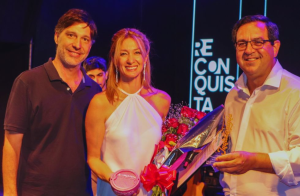 Foto: Erica Fontana junto a Lucas Ferro y Amadeo Enrique Vallejos en el 1er Festival del Jaaukanigás 2023.