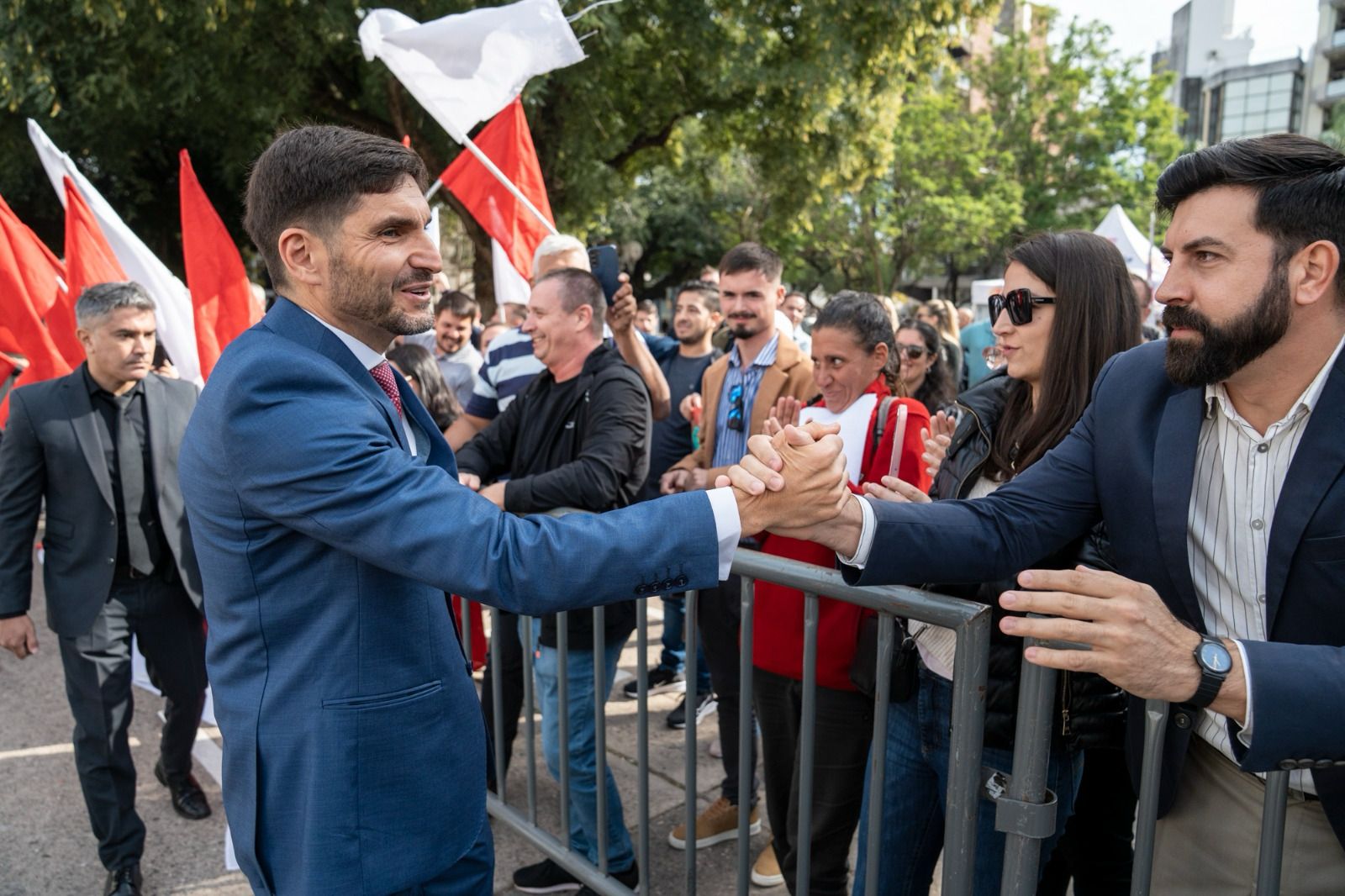 Antes de ingresar, Pullaro saludó a los santafesinos presentes en la explanada de la Legislatura.