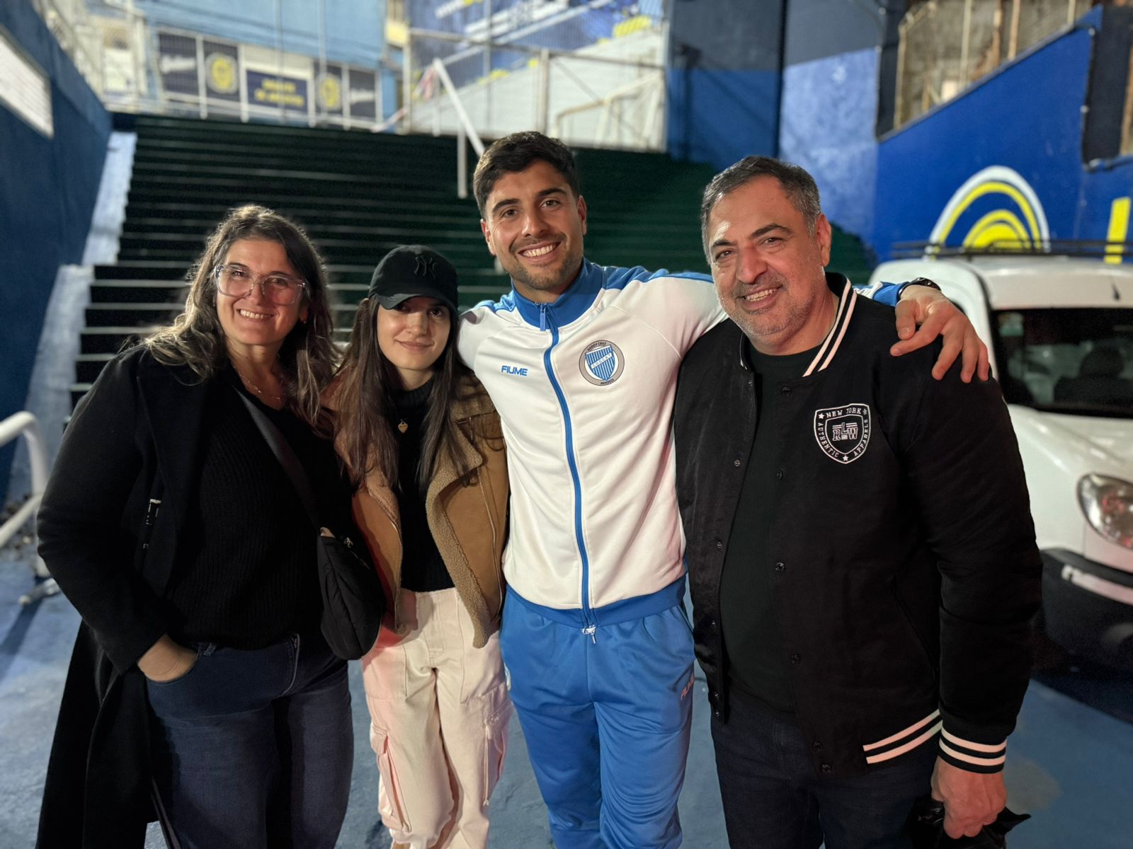 Una linda postal de la jornada: luego del partido, Franco quedó charlando con su familia, quienes viajaron a Rosario para verlo jugar.