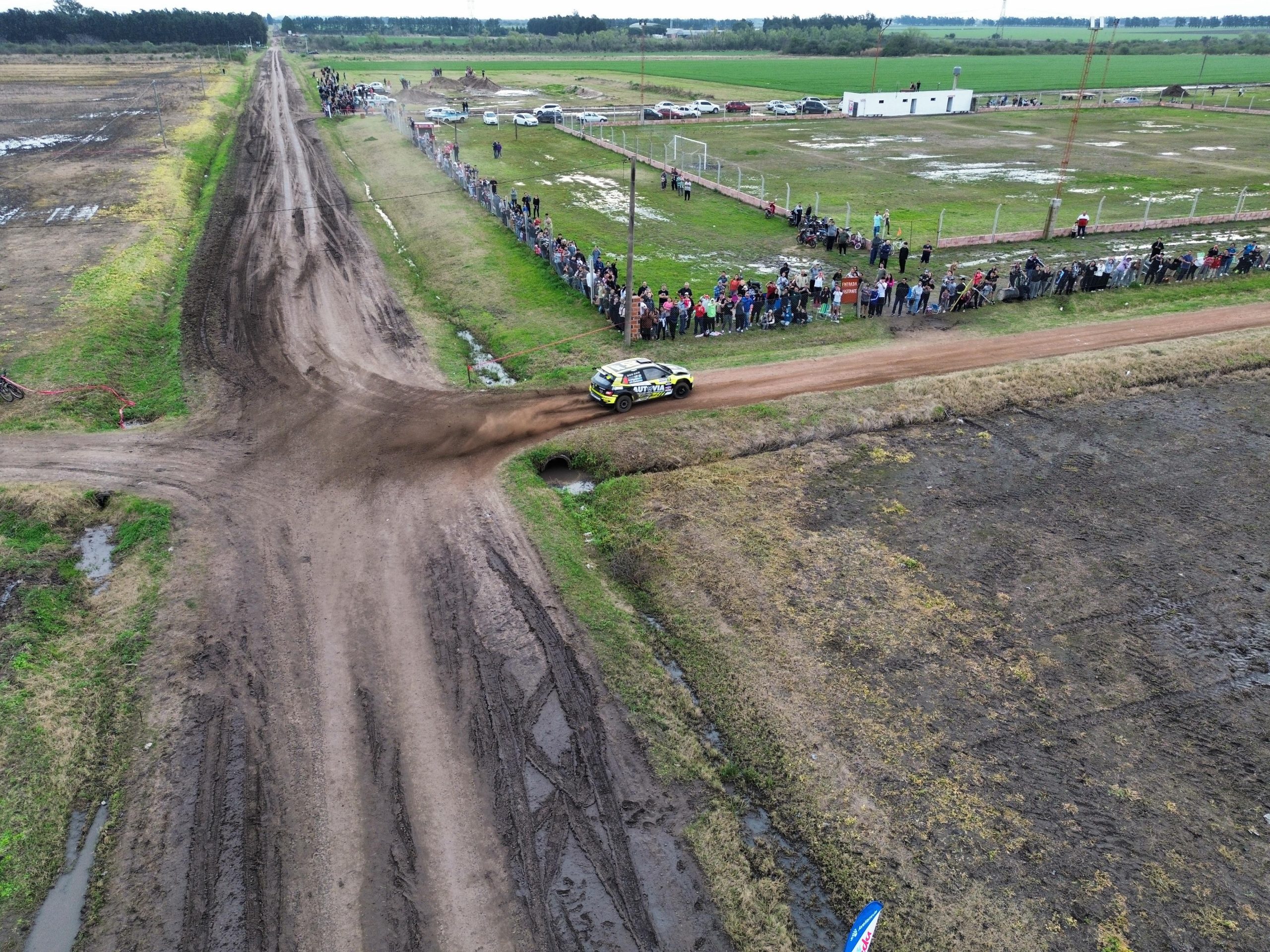 Foto: una postal captada por el drone de Vía Libre Reconquista que resume toda la jornada: el barro dejó huella, pero la pasión de los vecinos por el Rally del Jaaukanigás no se detuvo ni por el mal tiempo. 