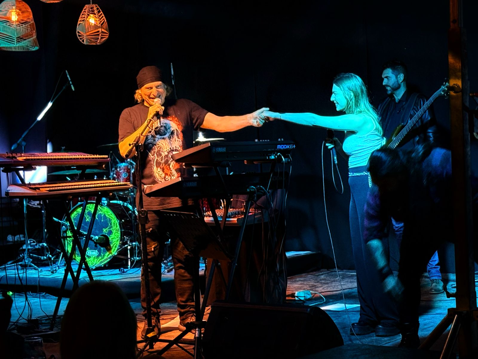Foto: Celina Martinez junto a Hugo Bistolfi, en el show del pasado sábado 3 de agosto en Vilaseca.