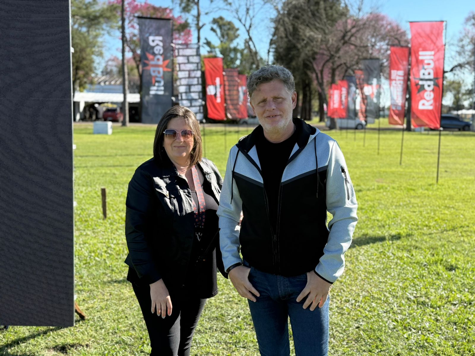 Foto: Gringo Brizio y Evelyn Kerlof, en el ingreso al predio donde se la Sociedad Rural.