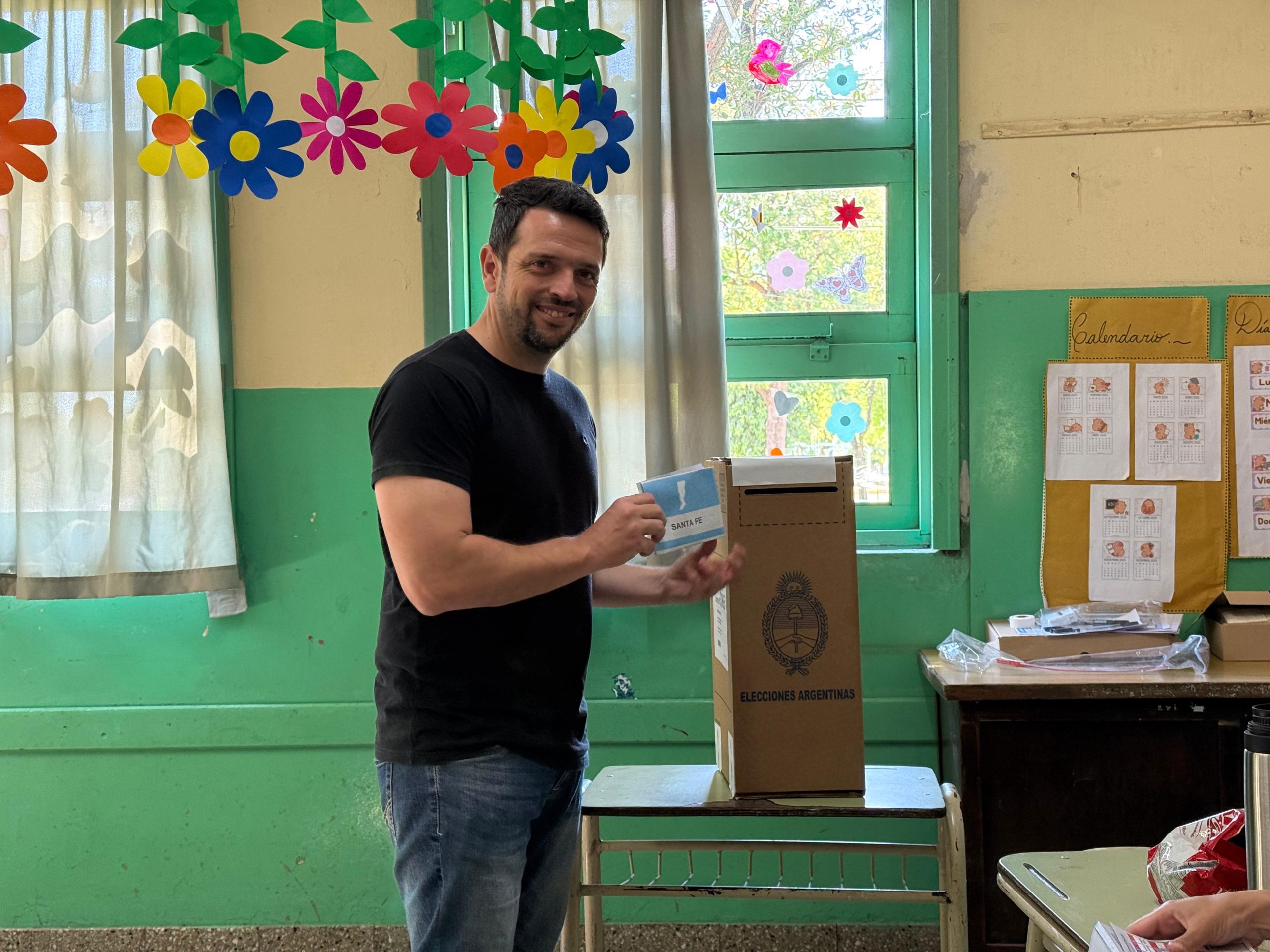 Foto: El Intendente, Gonzalo Braidot emitió su voto en la Esc. Prov. N° 6104, en una jornada que se desarrolla con normalidad en Avellaneda.