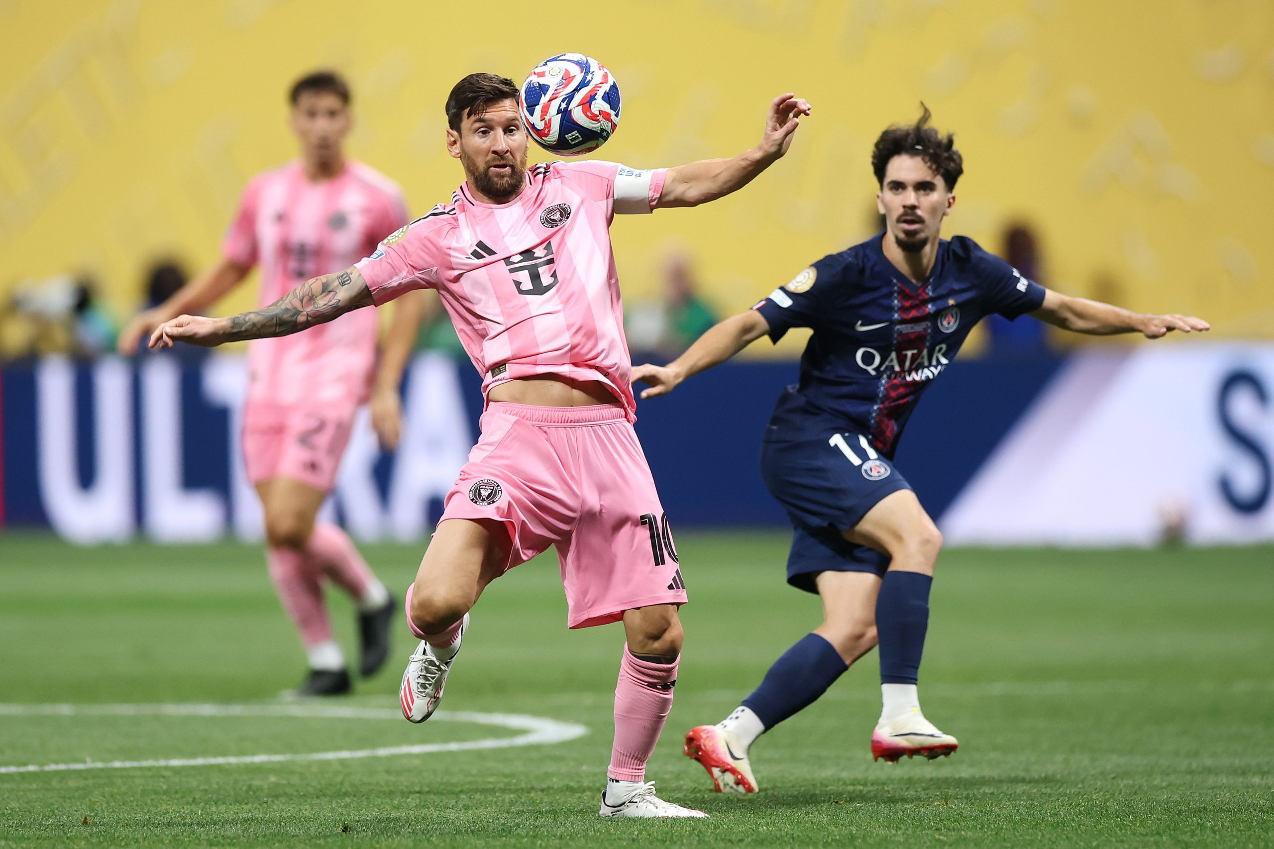 Foto: Lionel Messi disputando una pelota frente a Vitinha (PSG) en el Mundial de Clubes 2025. 