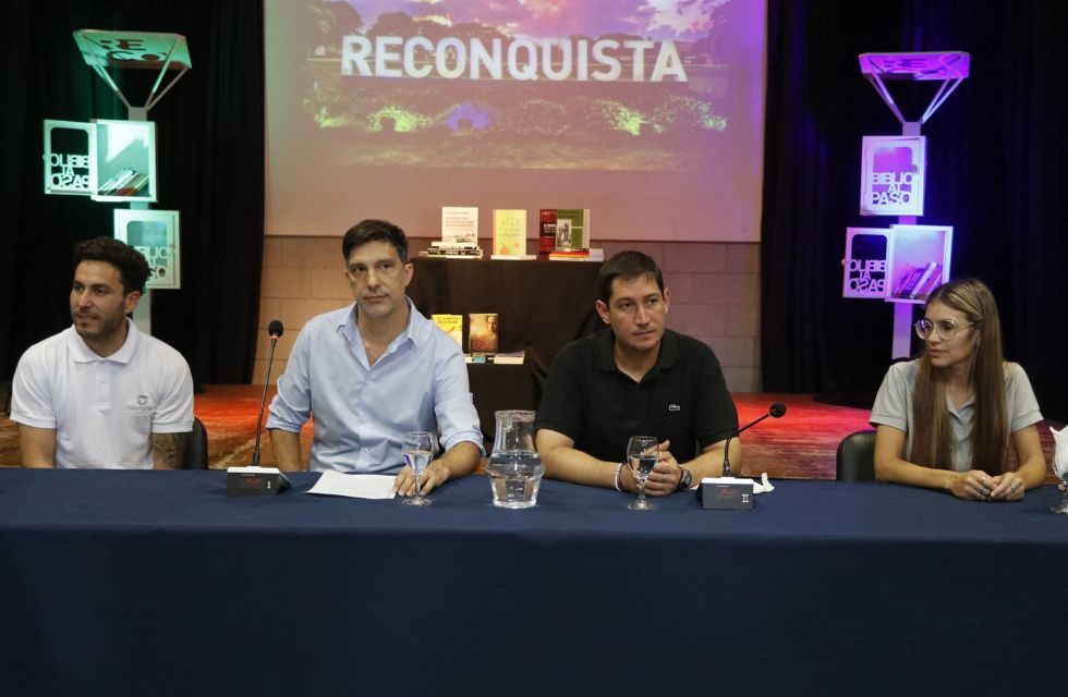 Bibliotecas al paso Natalia Fernández Emiliano Pietropaolo Lucas Ferro Guillermo Romero Mansur