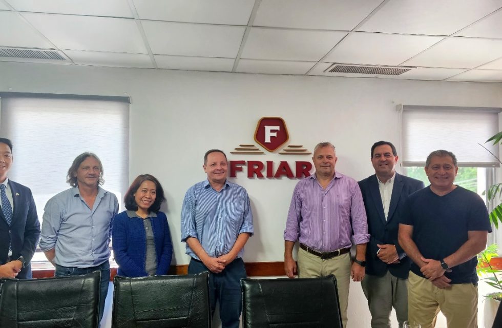 El-Intendente-Vallejos-y-la-Embajadora-de-Vietnam-visitan-industrias-carnicas.-2