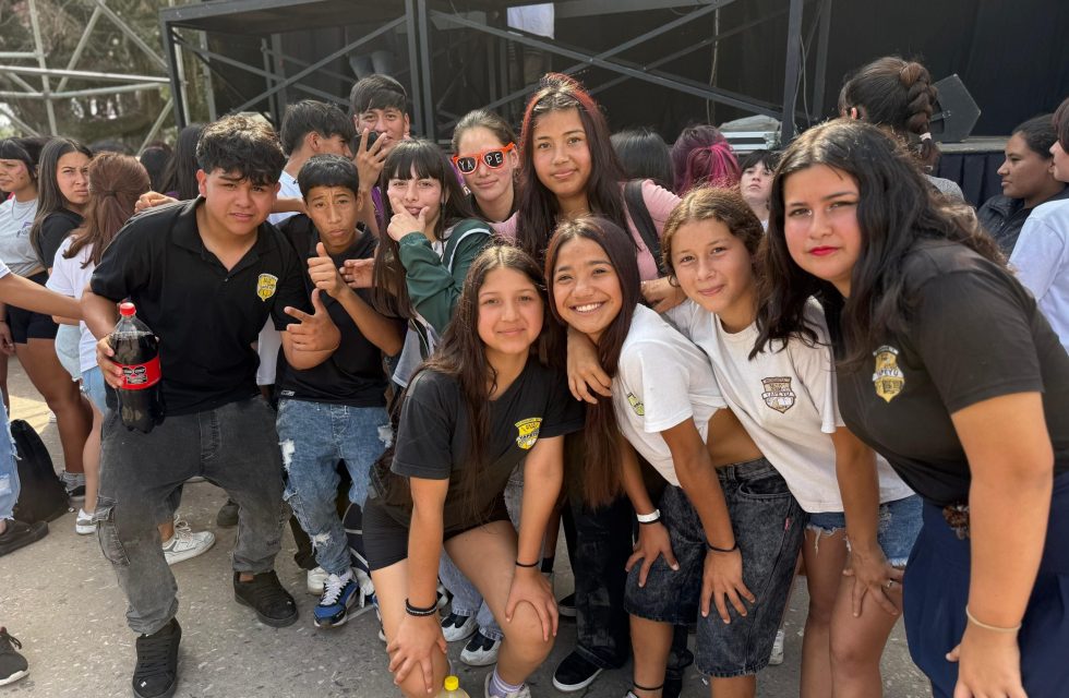Los chicos ya disfrutan del tradicional corte de calle por el Día del Estudiante (3)
