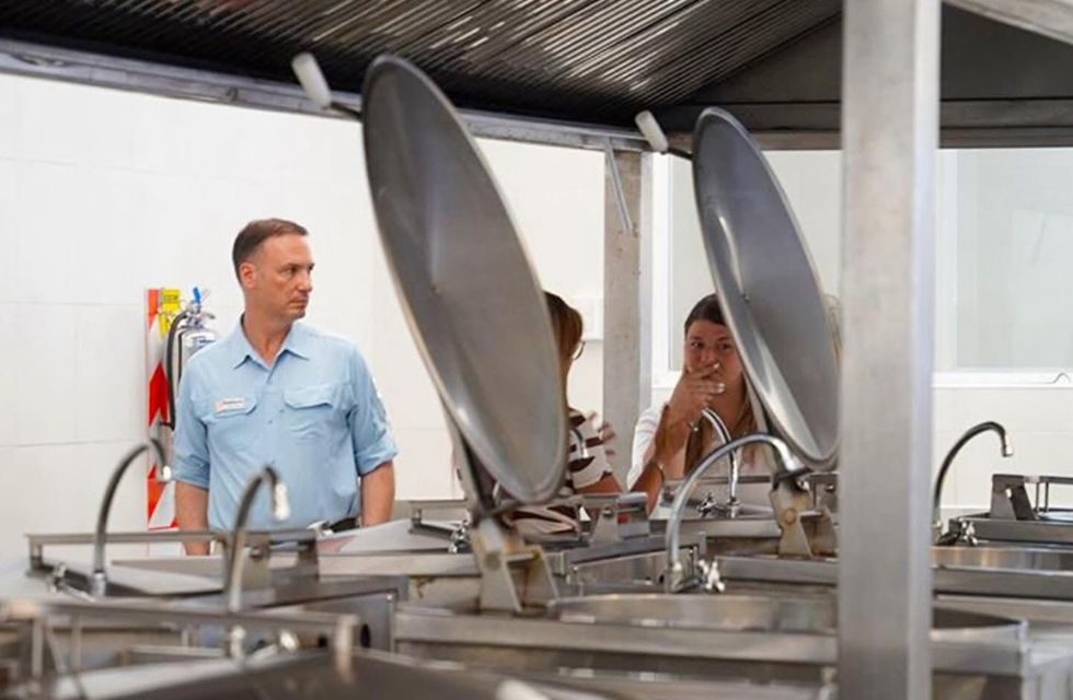 Lisandro Enrico cocinando
