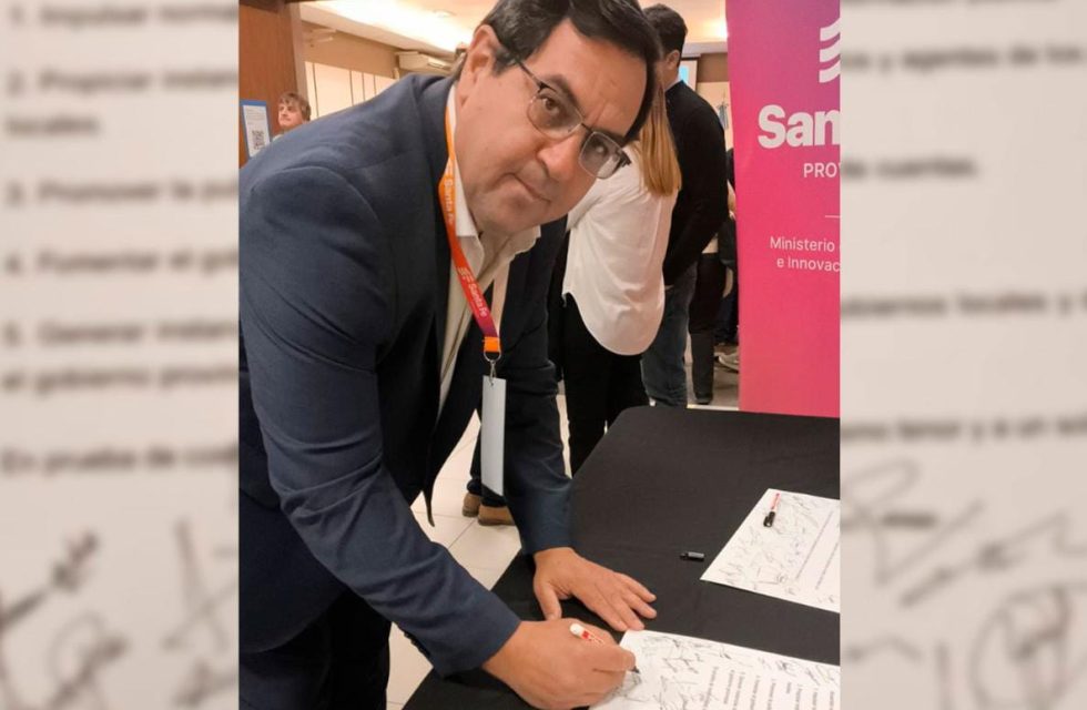 Vallejos-suscribio-en-Santa-Fe-el-Compromiso-por-la-Transparencia.