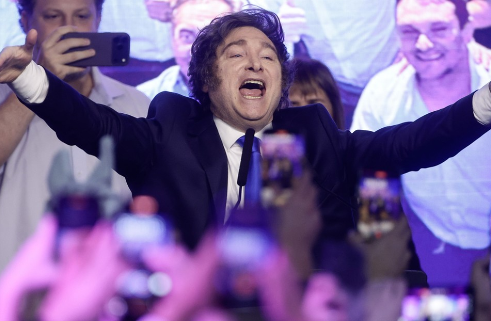 El presidente Javier Milei, en el festejo electoral. Foto EFE/ Juan Ignacio Roncoroni Imagen: 1/1