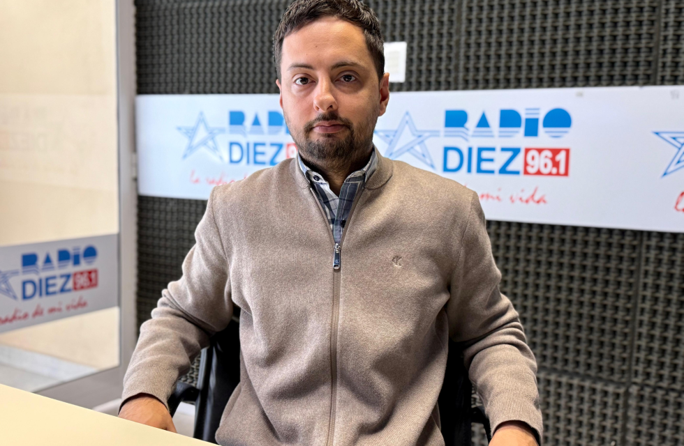 Emiliano Peralta sentado