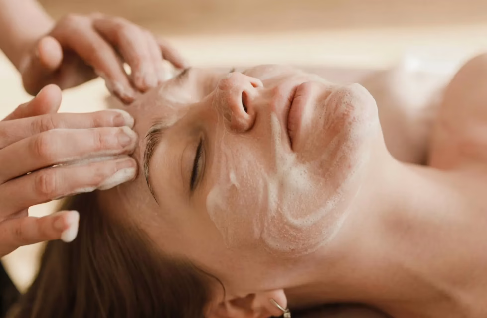 mujer-recibiendo-un-tratamiento-de-belleza-facial