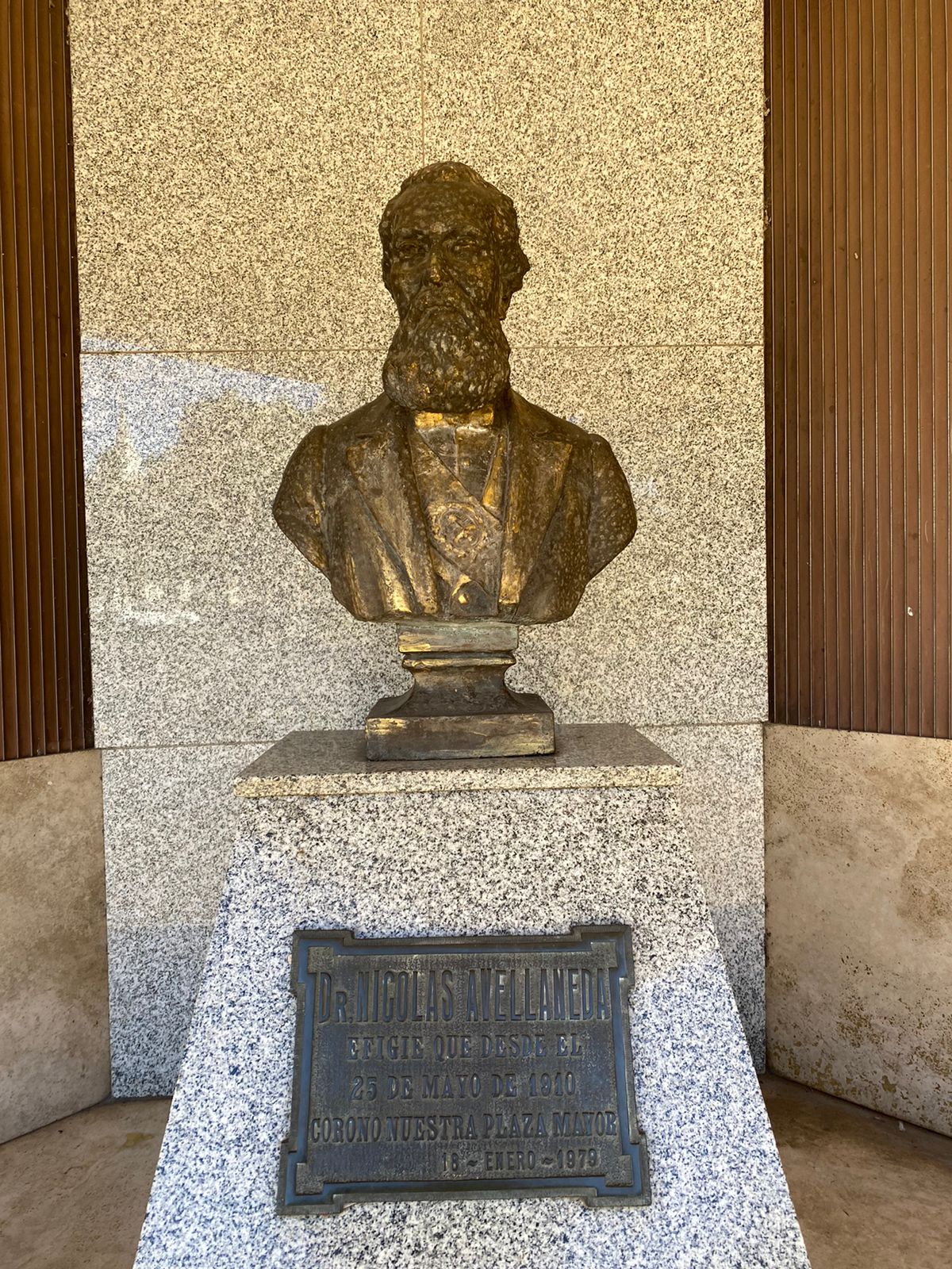 Busto de Nicolás Avellaneda, el cual se puede apreciar afuera de la Municipalidad de la ciudad.