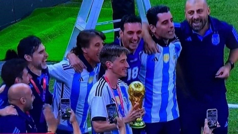 Matías Manna, con la Copa del Mundo en sus manos, luego del histórico triunfo frente a Francia en Qatar.